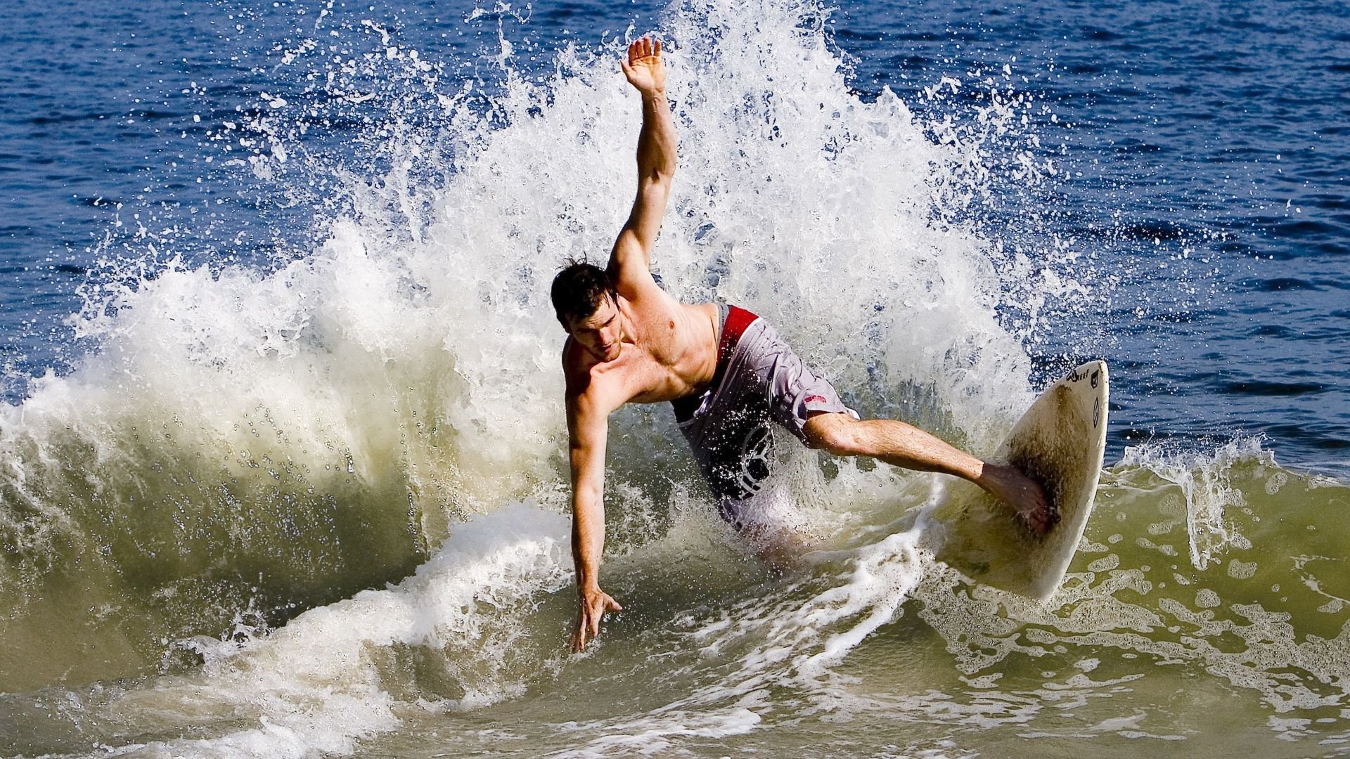 星空体育登录入口-德甲攻守转换：多变战术引领潮流，新赛季德甲用球