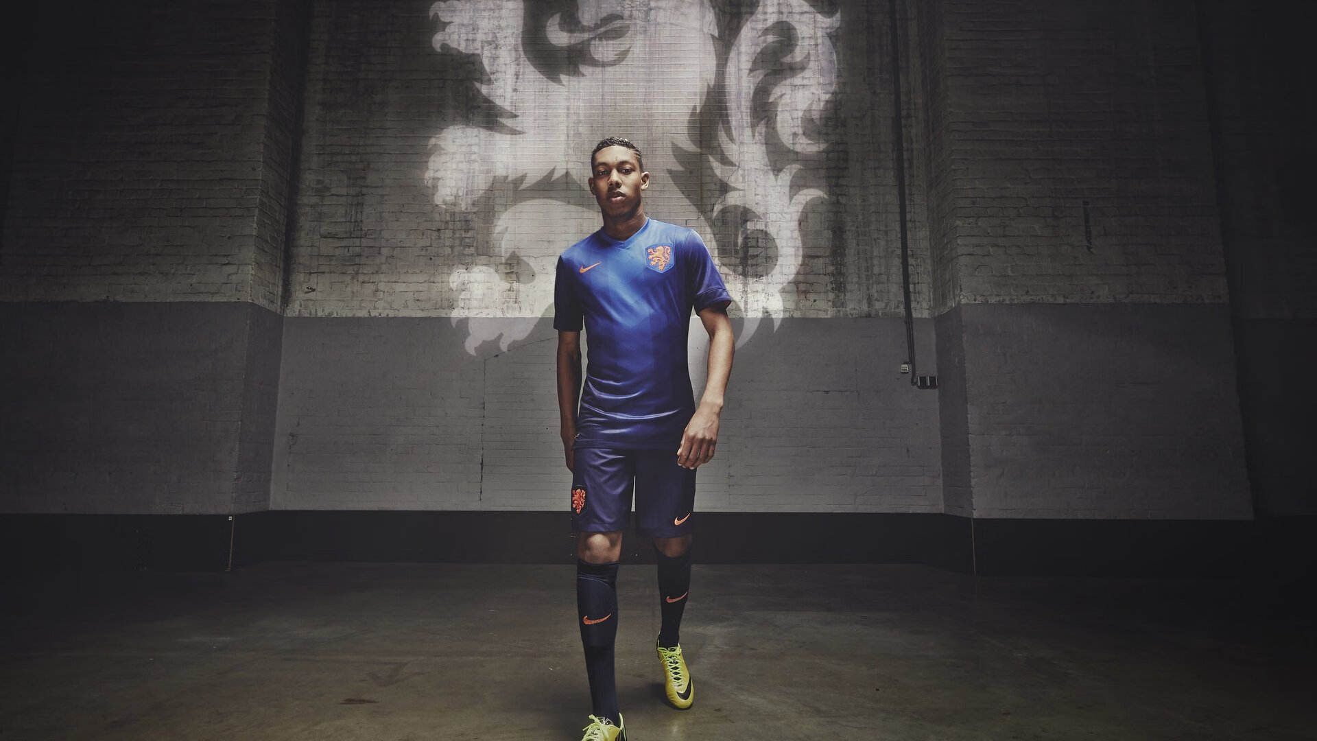 五大联赛中场传球方向分布数据可视化，中场传奇球星